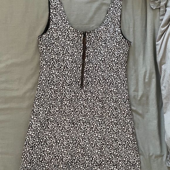 Sleeveless Shift Cocktail Dress with Ruffle Detail - Picture 5 of 5